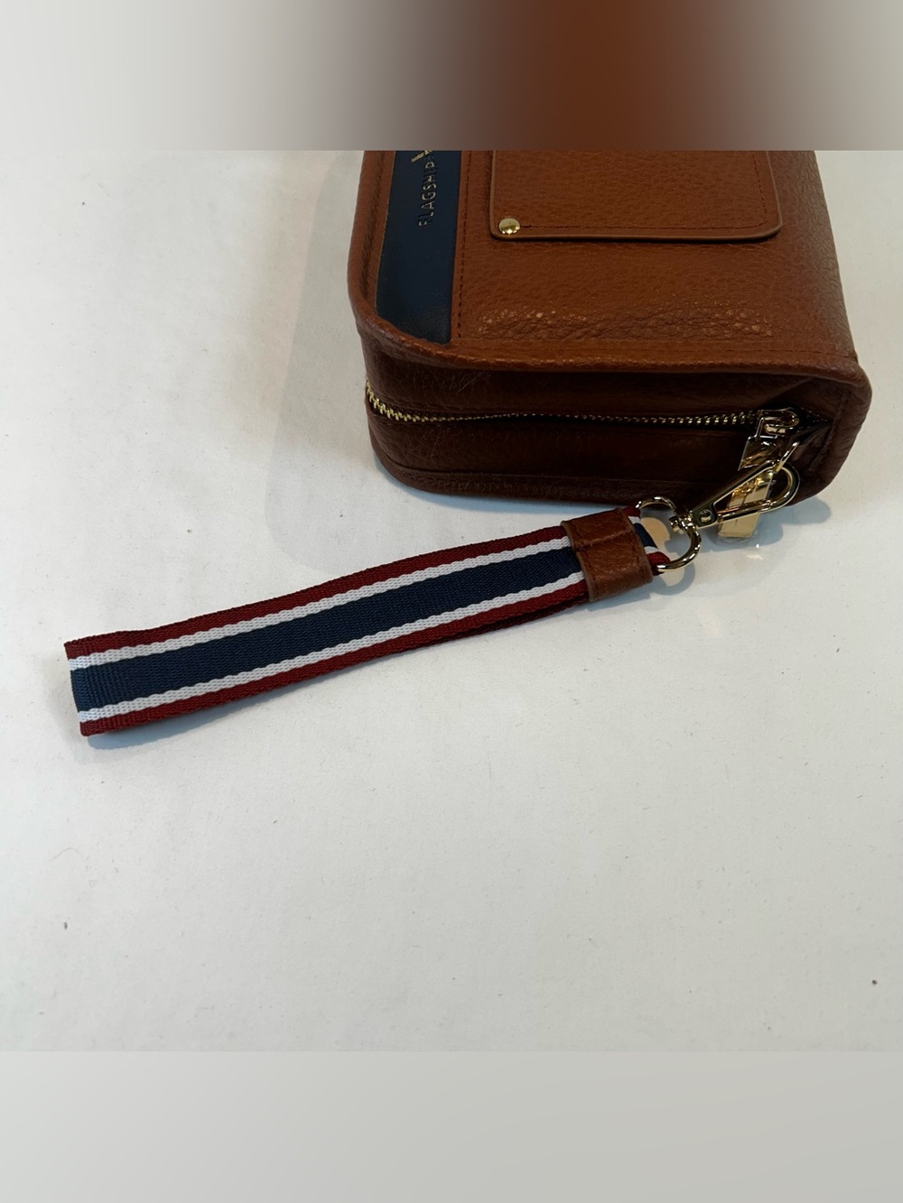 Shinola Detroit American Airlines 1st Class
Amenity Kit Travel Pouch w Strap - Picture 8 of 9